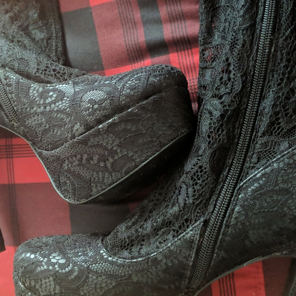 High leg lace heels - Picture 2 of 2